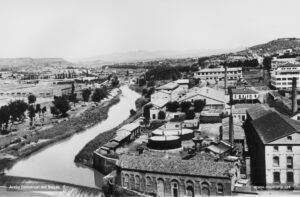 Vista del gasòmetre i de la fàbrica del Panyos a l'extrem sud-occidental de la ciutat.
Procedència: Col·lecció Ramon Estrada i Carbonell.