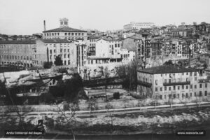 Detall dels sector del passeig del Riu que s'observa des de la torre de Santa Caterina, amb el convent de les monges de la Companyia de Maria i les sederies Balcells en segon terme, i la fàbrica Cots, al peu del passeig. 
Procedència: Col·lecció Ramon Estrada i Carbonell