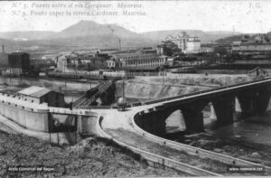 El Pont de Sant Francesc i el pont del tramvia en una fotografia de començaments del segle XX que il·lustra una important cruïlla de vies de comunicació per al trànsit rodat per carretera i pel carril de ferro. 
Procedència: Col·lecció Jaume Galobart i Torras