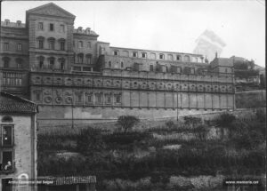 Fotografia de la Cova de Sant Ignasi després de la construcció de la Casa d'Exercicis.
Procedència: Arxiu Comarcal del Bages