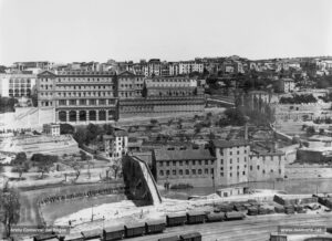 La Cova de Sant Ignasi, al tombant de segle XX, amb les obres completament acabades i gairebé com la coneixem ara. Al fons a l'esquerra, es pot observar la construcció del convent de les Saleses.
Procedència: Col·lecció Ramon Cornet i Arboix (Fotografia de Lluís Cornet i Vivar)