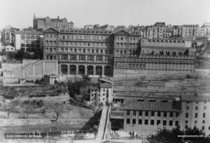 La Cova de Sant Ignasi, a primer del segle XX, amb les obres completament acabades i gairebé com la coneixem ara.  Al fons a l'esquerra, el convent de les Saleses, inaugurat el 1900.
Procedència: Arxiu Comarcal del Bages