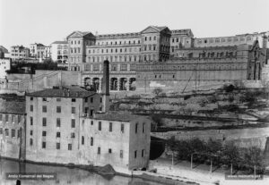 La Cova de Sant Ignasi, al tombant de segle XX, amb les obres completament acabades i gairebé com la coneixem ara. 
Procedència: Arxiu Jaume Pons i Agulló