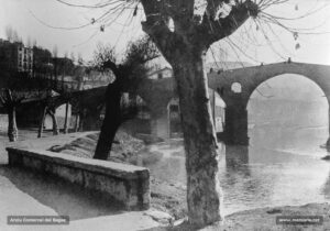 Instantània del passeig del Riu i del Pont Vell en el segon decenni de segle XX. 
Procedència: Arxiu Comarcal del Bages