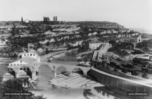 Vistosa panoràmica obtinguda des del campanar de la Seu: el Pont Vell, un paisatge agro-industrial i les vies de comunicació constituïen un tercet inconfusible a l'hora de descriure l'entrada de Manresa, venint de Barcelona. La balconada i el fèrtil regadiu de Sant Pau emparen cal Fabrés o la fàbrica tèxtil coneguda també com les Roques de Sant Pau. 
Procedència: Arxiu Jaume Pons i Agulló