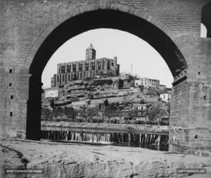 Vista de la Seu i el passeig del Riu, feta des de l'alçada del Pont Vell. 
Procedència: Arxiu Jaume Pons i Agulló