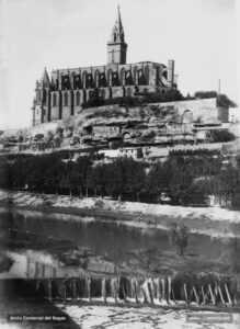 Vista de la Seu i el passeig del Riu, feta des de l'alçada del Pont Vell. 
Procedència: Arxiu Jaume Pons i Agulló