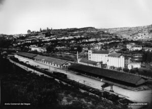 Detall dels nous molls de l'estació de Manresa-Nord i de la farinera de les Obagues. Més enllà i a l'esquerra, la fàbrica de les Roques de Sant Pau. 
Procedència: Arxiu Francesc Villegas i Martínez