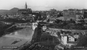 Vista parcial de l'entrada a Manresa amb la Cova de Sant Ignasi i la basílica de la Seu, coronada amb l'agulla piramidal.
Procedència: Arxiu Comarcal del Bages