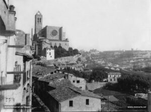 Perspectiva de la Seu i del sector de la Reforma, feta des del carrer del Llop a començament del segle XX. Les cases que s'observen a la imatge pertanyien al districte tercer, un indret tradicional de residència de les classes populars. Els carrers eren estrets i no estaven pavimentats, els edificis eren alts i poc ventilats i no reunien unes condicions higièniques adequades. 
Procedència: Arxiu Jaume Pons i Agulló