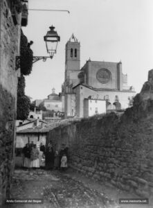 Perspectiva de la Seu i del sector de la Reforma, feta des del carrer del Llop a començament del segle XX. Les cases que s'observen a la imatge pertanyien al districte tercer, un indret tradicional de residència de les classes populars, com la gent que es deixà fotografiar sota un fanal del carrer del Llop. Els carrers eren estrets i no estaven pavimentats, els edificis eren alts i poc ventilats i no reunien unes condicions higièniques adequades. 
Procedència: Arxiu Jaume Pons i Agulló