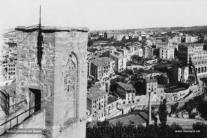 El barri de les Escodines, el convent dels Pares Caputxins (enderrocat el 1936) i el camí de la Cova, tal com es veien des de la volta de la Seu l'any 1921. En primer terme, el cargol de Sant Pere. I al peu, la xemeneia de la fàbrica del Salt.
Procedència: Arxiu Mas