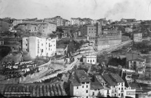 Panoràmica del camí i de la Cova de Sant Ignasi, abans  de la realització de les obres d'ampliació. Fotografia feta al començament dels anys noranta del segle XIX. 
Procedència: Arxiu Francesc Villegas i Martínez