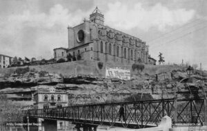 Vista parcial de la Seu, l'estació del Nord i la palanca de ferro, entre l'inici de segle XX i l'any 1923. 
Procedència: Arxiu Comarcal del Bages