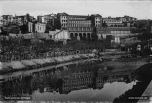 La Cova de Sant Ignasi i la residència del Pares Jesuïtes en una fotografia artística datada aproximadament del primer decenni de segle XX. 
Procedència: Arxiu Jaume Pons i Agulló.