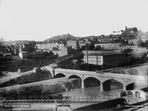 Perspectiva de l'entrada a la ciutat per la Catalana obtinguda entre el final del s. XIX i els anys vint del segle passat. Al centre, les ruïnes del fortí de Santa Isabel, al turó de Puigterrà. A dalt, a la dreta, l'església del Carme.
Procedència: Col·lecció Ramon Cornet i Arboix. (Fotografia de Lluís Cornet i Vivar)