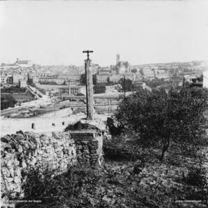 La creu del Coll-Manresa o del pont fumat - perquè es troba just per sobre del pont fumat- a l'inici de la davallada de la carretera de Can Massana. Procedència: Arxiu Biblioteca de Catalunya (Fons Josep Salvany)