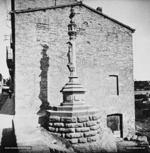 La creu nova del Tort al carrer Nou de Santa Clara, situada a mà dreta del vell camí de Barcelona. La nova creu data del juliol del 1905 i va ser projectada per l'arquitecte Alexandre Soler i March en un estil neogòtic. L'any 1924 la creu va ser sotmesa a una nova restauració, i el maig del 1930, juntament amb les creus de la Guia i del Pont Nou, va ser vandàlicament destrossada.
Procedència: Arxiu Biblioteca de Catalunya (Fons Josep Salvany)