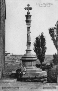 Creu de terme del Tort, instal·lada el 28 de juliol de 1905, al barri de Santa Clara.
Procedència: Arxiu Jaume Pons i Agulló.