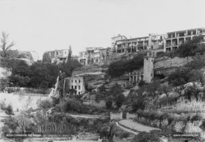 Les galeries de les cases del carrer del Peix i els exteriors de la creu del Tort, amb la font de Santa Clara als peus, i el camí que baixava des de la creu fins el riu. Justament en aquest indret al principi dels anys vint del segle passat era costum que les nenes ignasietes, de la Congregació de Sant Ignasi, després d'oir missa a l'església dedicada al Sant, pugessin a beure aigua i a menjar confits.
Procedència: Arxiu Jaume Pons i Agulló.