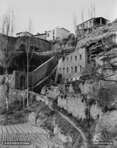 Les galeries de les cases del carrer del Peix i els exteriors de la creu del Tort, amb la font de Santa Clara als peus, i el camí que baixava des de la creu fins el riu. Justament en aquest indret al principi dels anys vint era costum que les nenes ignasietes, de la Congregació de Sant Ignasi, després d'oir missa a l'església dedicada al Sant, pugessin a beure aigua i a menjar confits.
Procedència: Arxiu Jaume Pons i Agulló.