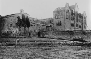 El convent de Santa Clara i el nou edifici modernista. En efecte, el convent es va ampliar el 1904. Les obres foren projectades per l'arquitecte Alexandre Soler i March, i finançades per la seva família. Del primitiu convent medieval, solament en resten en l'actualitat algunes dependències, l'església i el portal.
Procedència: Butlletí del Centre Excursionista de la Comarca de Bages (Arxiu Comarcal del Bages)