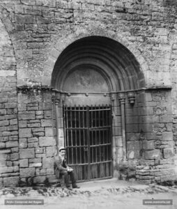 Detall del portal medieval situat al mur nord del convent de Santa Clara. Probablement fou construït al principi del segle XIV. D'estructura plenament romànica, destaquen, però, els capitells, d'estil gòtic incipient. L'estat del portal a començament de segle XX era, tal com veiem, llastimós.
Procedència: Arxiu Jaume Pons i Agulló.