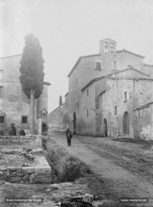 El convent de Santa Clara i l'edifici envoltat de xipresos amb el pou de Sant Domènec durant el primer decenni de segle XX. En mots de Joaquim Sarret i Arbós, el convent estava situat «al camí vell que va al Pont de Vilomara, a les forànies prop del casal de la Culla i camí de Viladordis». L'any 1326 el convent ja era construït, i ocupat per les monges franciscanes. A l'inici del segle XVI, el cenobi entrà en decadència i fou abandonat a causa de la inestabilitat política i del bandolerisme. Posteriorment, fou l'estatge de les Monges Carmelites primer, i després, de les Monges Dominiques dels Àngels.
En l'edifici dels xipresos hi havia un pou amb un altar i un relleu dedicats a Sant Domènec. En efecte, havia estat costum que en la festa patronímica d'aquest sant, el dia 4 d'agost, es pugés a beure aigua del pou i a menjar anissets.
Procedència: Arxiu Comarcal de Bages.