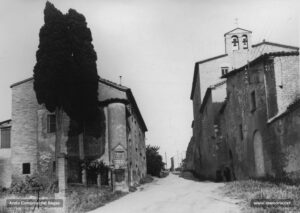 El convent de Santa Clara i l'edifici envoltat de xipresos amb el pou de Sant Domènec durant el primer decenni de segle. En mots de Joaquim Sarret i Arbós, el convent estava situat «al camí vell que va al Pont de Vilomara, a les forànies prop del casal de la Culla i camí de Viladordis». L'any 1326 el convent ja era construït, i ocupat per les monges franciscanes. A l'inici del segle XVI, el cenobi entrà en decadència i fou abandonat a causa de la inestabilitat política i del bandolerisme. Posteriorment, fou l'estatge de les Monges Carmelites primer, i després, de les Monges Dominiques dels Àngels.
En l'edifici dels xipresos hi havia un pou amb un altar i un relleu dedicats a Sant Domènec. En efecte, havia estat costum que en la festa patronímica d'aquest sant, el dia 4 d'agost, es pugés a beure aigua del pou i a menjar anissets.
Procedència: Arxiu Francesc Villegas i Martínez.