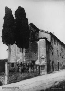 El convent de Santa Clara i l'edifici envoltat de xipresos amb el pou de Sant Domènec durant el primer decenni de segle. En mots de Joaquim Sarret i Arbós, el convent estava situat «al camí vell que va al Pont de Vilomara, a les forànies prop del casal de la Culla i camí de Viladordis». L'any 1326 el convent ja era construït, i ocupat per les monges franciscanes. A l'inici del segle XVI, el cenobi entrà en decadència i fou abandonat a causa de la inestabilitat política i del bandolerisme. Posteriorment, fou l'estatge de les Monges Carmelites primer, i després, de les Monges Dominiques dels Àngels.
En l'edifici dels xipresos hi havia un pou amb un altar i un relleu dedicats a Sant Domènec. En efecte, havia estat costum que en la festa patronímica d'aquest sant, el dia 4 d'agost, es pugés a beure aigua del pou i a menjar anissets.
Procedència: Arxiu Francesc Villegas i Martínez.