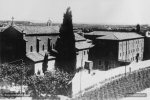 El convent i l'església dels Pares caputxins a l'era de l'Huguet. Aquest temple fou consagrat el 3 d'octubre de 1887. Formava part del convent d'aquest ordre religiós que vingué a Manresa a buscar la tranquil·litat de què a la veïna França se l'havia privat arran de l'expulsió del 1880. Procedents de Perpinyà, aquests caputxins s'instal·laren a la masia de la Culla. Més tard, es van traslladar a una casa del carrer de l'Hospital. Al juny del 1886 s'inicià la construcció del convent als terrenys cedits per l'apotecari Francesc Mirelles a l'era de l'Huguet, on ara hi ha el col·legi Oms i de Prat. Un any més tard s'hi inaugurava l'església amb l'assistència del propagandista integrista Fèlix Sardà i Salvany. Al juliol del 1936, l'església i el convent van ser incendiats i posteriorment enderrocats. 
Procedència: Arxiu Provincial dels Caputxins de Catalunya.