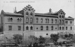 Façana lateral del convent de les Saleses. A iniciativa de la senyora Júlia de Mas, es fundà el convent de la Visitació de Santa Maria el març del 1898, en una casa del carrer de Sant Andreu. Però fins l'any 1900 no fou inaugurat el convent definitiu. Tres anys més tard, la petita capella adossada al convent era beneïda. L'edifici és de tall modernista i va ser projectat per l'arquitecte Bernat Pejoan. La imatge del Sagrat Cor, ubicada en el cos central, va ser destruïda l'any 1936. Durant molts anys l'edifici ha estat residència de les germanetes dels pobres.
Procedència: Col·lecció Margot Vila i Roca.