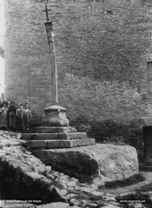 La creu vella del Tort al carrer Nou de Santa Clara, situada a mà dreta del vell camí de Barcelona. Sembla que la creu fou aixecada al segle XVI al costat de la casa del Tort, si bé al setembre del 1902 va caure a trossos, amb els quals fou reconstruïda al Museu de la Santa Cova. 
Procedència: Arxiu Comarcal del Bages.