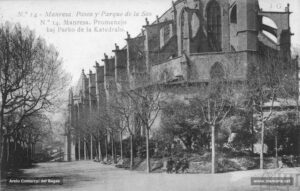 El parc de la Seu a l'hivern del 1923. El parc i el passeig foren inaugurats el 14 d'agost de 1888 a l'indret on hi havia l'antic cementiri, la rectoria, la casa dels sepulturers i la capella de les víctimes dels Tres Roures; per això, també se'l coneixia com el passeig del Fossar. Aquest passeig fou projectat per tal d'esdevenir parc municipal. L'aspecte que oferia l'any 1923 no diferia gaire del que tenia fins a la Festa Major de 1995, en què fou totalment remodelat. Aureli Comas, al març del 1925, en tenia aquesta impressió: «Nosaltres no tindríem esma per dir a cap foraster que això és el Parc únic que posseeix la ciutat. Ens en donaríem vergonya; perquè, digueu si no, en què s'assembla aquest jardí compleament descuidat, amb el Parc d'una ciutat que s'estimi? Només el salva l'atalaia que té damunt el riu i de certa bandada de la ciutat. Evidentment l'únic que hi manca al nostre Parc són arbres, ocells, aigua que el regui i personal que en tingui cura. No us assegurem que amb aitals medis arribéssim a tenir Parc, però sí que hi hauria almenys un jardí que faria més il·lusió».
Procedència: Arxiu Comarcal del Bages.