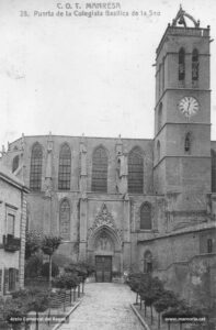 La basílica de la Seu, vista des de la baixada, abans de les reformes dutes a terme per Alexandre Soler i March entre el 1915 i el 1921, amb l'edifici de l'antic Jutjat a l'esquerra, i la casa del Paborde a la dreta. Fins l'any 1877, aquesta era l'única parròquia existent a la ciutat; la resta d'esglésies i capelles n'eren sufragànies. Amb la nova divisió parroquial d'aquest any, però, Manresa passà a tenir tres parròquies: Santa Maria, Sant Pere Màrtir i el Carme. A partir de l'any 1885 tornà a ser col·legiata. 
Procedència: Arxiu Comarcal del Bages.