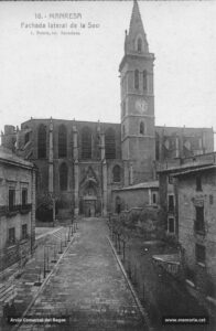 La basílica de la Seu, vista des de la baixada, després de les reformes dutes a terme per Alexandre Soler i March entre el 1915 i el 1921, amb l'edifici de l'antic Jutjat a l'esquerra, i la casa del Paborde a la dreta. Fins l'any 1877, aquesta era l'única parròquia existent a la ciutat; la resta d'esglésies i capelles n'eren sufragànies. Amb la nova divisió parroquial d'aquest any, però, Manresa passà a tenir tres parròquies: Santa Maria, Sant Pere Màrtir i el Carme. A partir de l'any 1885 tornà a ser col·legiata. 
Procedència: Arxiu Comarcal del Bages.