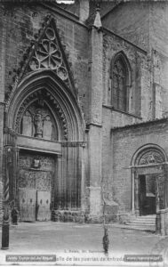 Detall del portal de l'entrada lateral de la basílica de la Seu, dedicat a Santa Maria, i situat al mur nord, prop de la capçalera. Igual que el conjunt del temple, el portal va ser projectat al segle XIV en un pur estil gòtic català.
Procedència: Arxiu Comarcal del Bages