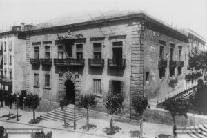 Aspecte que oferia l'edifici de l'antic Jutjat l'any 1930. La història d'aquest edifici de final del segle XVII ha estat llarga i tortuosa, perquè ha estat destinat a usos polivalents: casa del Consell de la Ciutat, palau episcopal, oficines del mestre racional, coliseu, jutjat, presó, caserna militar i, finalment, la seu durant uns anys de l'Audiència del Criminal. L'any 1860 aquest edifici, els baixos del qual funcionaven com a presó pública, fou condicionat gràcies a unes importants obres de restauració, projectades per l'arquitecte barceloní Antoni Rovira i Trias i executades pel mestre d'obres Mariano Potó, amb la finalitat d'acollir-hi el Jutjat de Primera Instància fins el 2009. Està previst que l'any 2026 entri en funcionament com a part del nou edifici de la Generalitat a Manresa.
Procedència: Arxiu Llorenç Gamisans i Villaplana (fotografies de Llorenç Gamisans i Miquel Ausió).