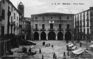 Perspectiva de la Plaça Major i la Casa de la Ciutat. Aquest majestuós edifici fou bastit entre els anys 1739 i 1777 sota les ordres del mestre d'obres Jeroni Torrents, per reemplaçar la casa del Consell de la Ciutat, que des del 1658 ocupava el mateix solar i que l'any 1713 havia estat incendiat. Durant molt de temps, a la planta principal es trobava el despatx de l'Alcaldia, les oficines i el Saló de Plens (inaugurat el 1885); i, a la segona planta, l'Arxiu, la Biblioteca i el Museu Municipal, serveis creats l'any 1896 sota l'alcaldia de Francesc Gallifa i Gomis. Avui dia, tot l'edifici és destinat a dependències municipals.
Procedència: Arxiu Comarcal del Bages.