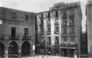 Fotografia dels anys deu del segle XX. Extrem sud-oest amb l'antiga fonda de Sant Antoni, i l'anomenat Grau dels jueus i el carrer d'Amigant. 
Procedència: Col·lecció Pere Puig i Vila.