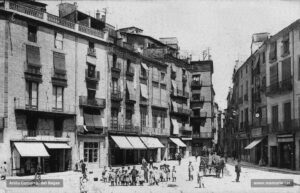 Fotografia dels anys deu del segle XX. Extrem nord-est, amb el final del carrer de Sobrerroca en la confluència amb el carrer del Cap del Rec i la històrica adrogueria del "Ferrer de la Plaça" i l'antiga farmàcia Oliveras, en les cases de la famíla Oms i March.
Procedència: Arxiu Jaume Pons i Agulló.