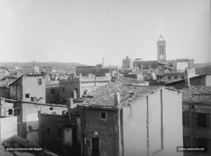 La Seu i rodalies tal i com es veien des de l'extrem oest de l'antiga caserna militar, on ara hi ha l'Alberg de Joventut, durant el primer decenni de segle XX. Al fons i a l'esquerra, s'observa la Seu amb el comunidor, des d'on es beneïa el terme municipal i es feien foragitar les tempestes. Al peu, les cases rònegues del vell carrer del Pedregar.
Procedència: Arxiu Comarcal del Bages.