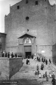 Façana principal de l'església del Carme, església que seria enderrocada el 1936.
Procedència: Arxiu Comarcal del Bages