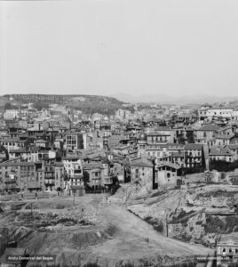 El carrer de les Piques, la plaça d'en Creus i el sector de la Reforma durant la segona meitat dels anys vint, amb la casa Torres (1922), obra d'Alexandre Soler i March d'estil noucentista, i la casa Guitart (1924), a la plaça esmentada.
Procedència: Arxiu Jaume Pons i Agulló.