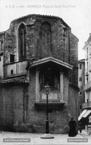 Detall de l'absis de la desapareguda església gòtica de Sant Miquel, amb la capella de Santa Magdalena, al carrer de Sant Miquel. Al principi del segle XVI es construí la placeta de Santa Magdalena sobre els terrenys de l'antic cementiri. A mitjan segle XVIII es va engrandir l'absis de l'edifici per donar-li una major cabuda. En record de l'antiga capella de Santa Magdalena, que es va haver d'enderrocar, es col·locà a l'exterior de la sagristia, en una fornícula, un quadre de la santa. Les obres foren costejades per la famíla Gallart, la qual deixà la seva empremta en forma de gall pintat en el retaule. L'església fou enderrocada el 1936.
Procedència:  Col·leció Margot Vila Roca