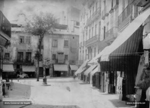 La Plana de l'Om, l'any 1901, vista des del carrer de Sant Miquel. Aquesta plaça era i és un dels punts neuràlgics de la ciutat. Un om esponerós dóna color i personalitat a la plaça: hi fou plantat per commemorar la revolució del setembre del 1868, i constituïa un dels principals referents simbòlics de la tradició republicana.
Procedència: Arxiu Comarcal del Bages.