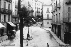 La Plana de l'Om vista des de la casa del Senyor Jaume a principi de segle XX. Al fons, el carrer de Sant Miquel i, a ambdós costats de la plaça, dues cases senyorials: la casa Oller a la dreta, i la de la família Soler i Mollet a l'esquerra. L'any 1927, Fidel Riu assenyalava al diari "El Pla de Bages" que «nosaltres l'anomenem expressament Plana de l'Om per tal de fer-la més genuïna, més local, car de places a tot arreu n'hi ha i de planes no. I per què negar-ho? La juxtaposició de Plana i Om ens ofereix regust de manresanisme vuitcentista que no es dóna de l'altra manera», és a dir «si hom l'anomenés, simplement, plaça de l'Om».
Procedència: Arxiu Francesc Villegas i Martínez.