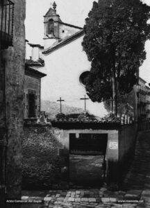 El convent de les Monges Caputxines i el carrer de Talamanca en una imatge del 1911. Aquest convent, aixecat entre el 1679 i el 1681, patí un important incendi la tarda del 29 de juliol de 1909, en la Setmana Tràgica; de l'efecte de les flames només es mantingueren en peu les parets mestres, però el convent es pogué reconstruir gràcies a les almoines dels benefactors i a una subscripció popular que es féu a la ciutat. Va ser enderrocat l'any 1936.
Procedència: Arxiu Jaume Pons i Agulló.