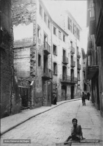 El carrer de Talamanca just abans de l'enderrocament de cal Fuster Aragonès, antiga casa Ponsa, al primer decenni de segle XX.
Procedència: Col·lecció Jaume Blanch i Carreras (Fotografia de Francesc Blanch i Pons)