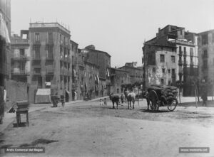 La muralla de Sant Domènec en la confluència amb la plaça de Valldaura. A l'esquerra, el carrer del Cós; a la dreta, el final de carrer d'Urgell. Atès que la casa Fornells (Morros), que s'edificaria en el xamfrà del carrer d'Urgell i la Muralla, encara no estava construïda, deduïm que la fotografia fou obtinguda abans de l'any 1910.
Procedència: Arxiu Comarcal del Bages